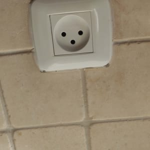 שקע חשמלי בקיר אריחים