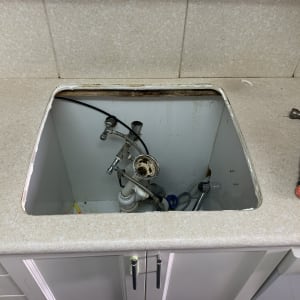 משטח שיש עם חור לכיור וכלים לתיקון