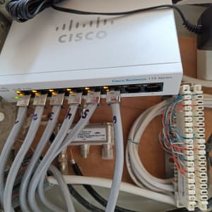 מתג רשת סיסקו עם כבלים מחוברים ונוריות פעילות