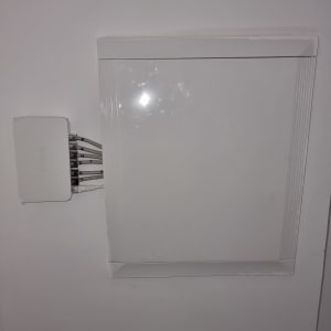 מתג רשת עם כבלים מחוברים לקיר לבן