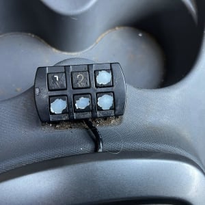 לוח בקרה עם כפתורים ממוספרים ברכב