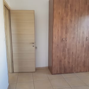 חדר עם ארון עץ ודלת עץ פתוחה