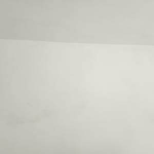 קיר לבן עם סימני צבע דהויים