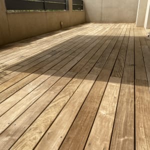 רצפת עץ במרפסת חיצונית עם גדר עץ