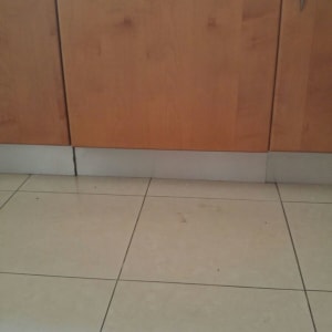 ארון עץ עם ידית מתכת ורצפת אריחים