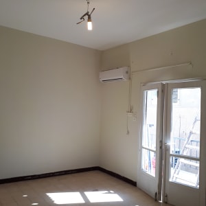 חדר ריק עם קירות צבועים בצבע בהיר