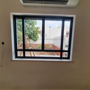 חלון אלומיניום שחור עם נוף חיצוני