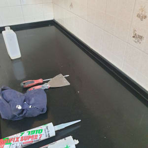 כלי עבודה על משטח עבודה במטבח