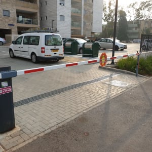 מחסום חשמלי בכניסה לחניון עם שלט עצור