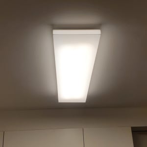 תאורה תקרה מלבנית מוארת בחדר