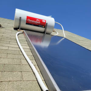 דוד שמש על גג עם צינורות מחוברים