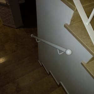 מעקה לבן על קיר מדרגות פנימי