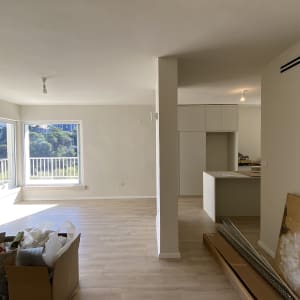 רצפת פרקט בהירה בחדר מואר עם חלון גדול