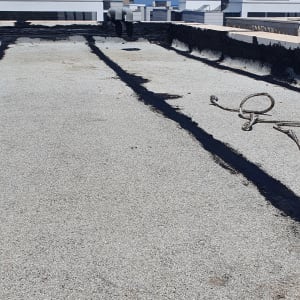 גג עם חומרי איטום שחורים לאורך הקצוות