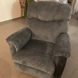 כורסה מרופדת אפורה עם משענות ידיים