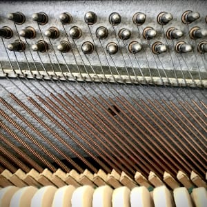 מיתרי פסנתר ומפתחות כיוון