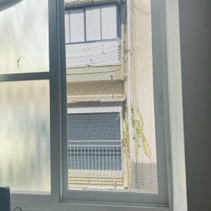 חלון אלומיניום עם מסגרת לבנה