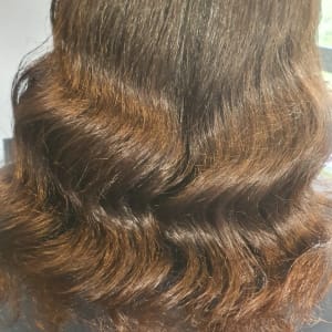 שיער חום גלי ומבריק עם עיצוב גלים עדין