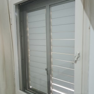 חלון זכוכית עם תריסים סגורים