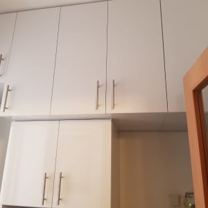 ארונות מטבח לבנים עם ידיות מתכת