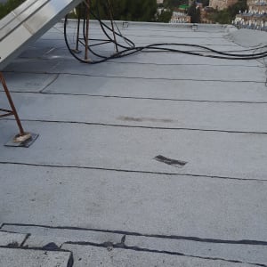 גג אטום עם יריעות ביטומניות וחיבורים אטומים