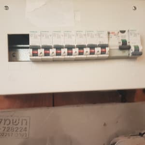 לוח חשמל עם מפסקים ומתגים