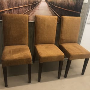 שלושה כיסאות מרופדים בבד כתום