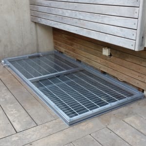 מסגרת מתכת עם רשת על רצפת עץ