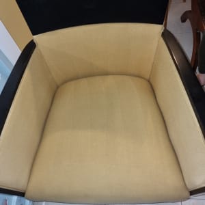 כיסא מרופד בצבע בז