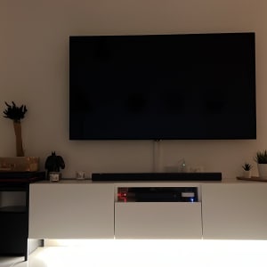 טלוויזיה תלויה על קיר עם כבלים מסודרים