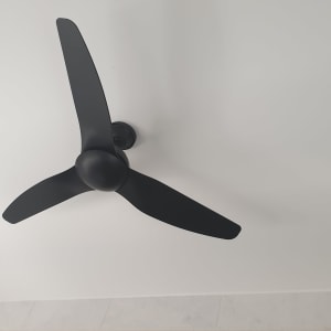 מאוורר תקרה שחור עם שלושה להבים