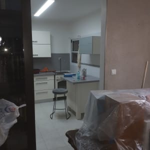 מטבח עם כיסא, שולחן מכוסה בניילון, קיר צבוע