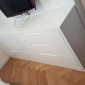 שידה לבנה עם שישה מגירות בחדר שינה