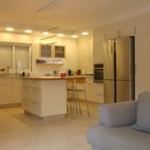 מטבח משופץ עם ארונות חדשים ותאורה מודרנית