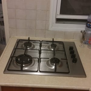 כיריים גז עם ארבעה מבערים וכפתורי שליטה