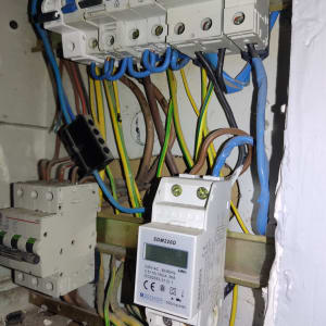 לוח חשמל עם חוטים צבעוניים ומפסקי זרם