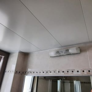 תקרת גבס עם תאורה ומראה בחדר אמבטיה