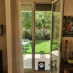 דלת אלומיניום עם זכוכית פתוחה לחצר