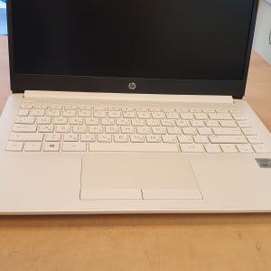 מחשב נייד HP עם מסך כבוי ומקלדת לבנה