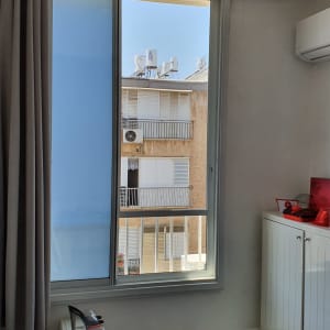 חלון אלומיניום עם מסגרת כסופה ודלת הזזה