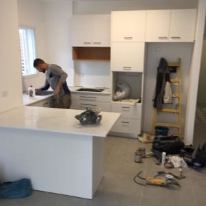 שיש לבן במטבח עם כלים על השיש