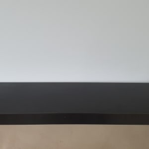 מדף שחור על קיר לבן