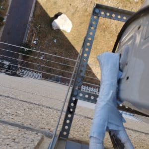 יחידת מזגן חיצונית מותקנת על קיר עם צינורות עטופים