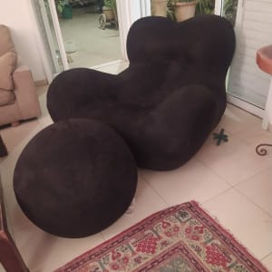 כורסה וכרית עגולה מרופדות בבד שחור