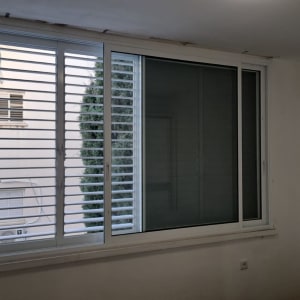 חלון אלומיניום עם תריסים לבנים