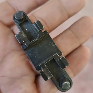חלק מתכת קטן להחזקת תריסים ביד