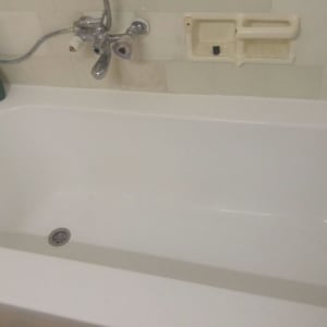 אמבטיה לבנה עם ברז ומדף סבון