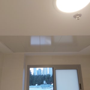 תקרת גבס עם תאורה עגולה בחדר אמבטיה