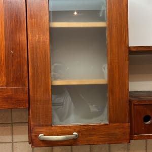 דלת ארון עץ עם זכוכית חלבית ומדפים פנימיים