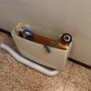 מיכל הדחה פתוח עם חלקים פנימיים וצינור לבן